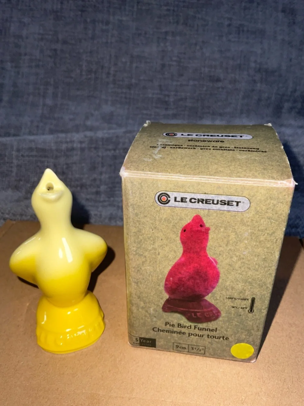 Le Creuset Stoneware Pie Bird - Picture 3 of 3